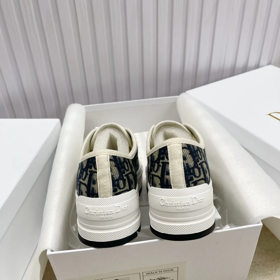 👟👟Ex-factory price 520👟👟 Spot high quality Dior )Flat sneakers are made of fully embroidered iconic patterns💎💎♦️Top quality in the market🎗Breaking hot model in foreign counters🎗Non-market ordinary imitation version🎗🔳The fabric is made of Italian🇮🇹imported fabric❗️Embroidered upper, original mold injection Logo frosted five-pointed star outsole🔳Inside imported lambskin + high elasticity injection molding mold Logo foam pads Number of yards: 35 to 41